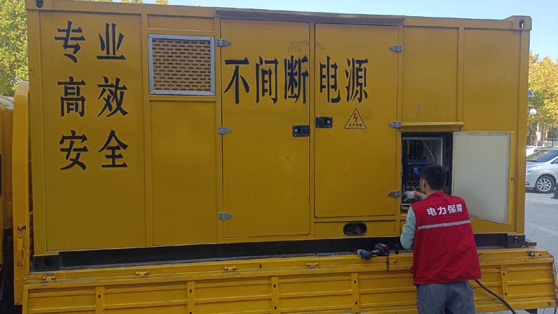 鸠江柴油发电机组和UPS电源配合使用时，如何避免切换过程中的电力中断？